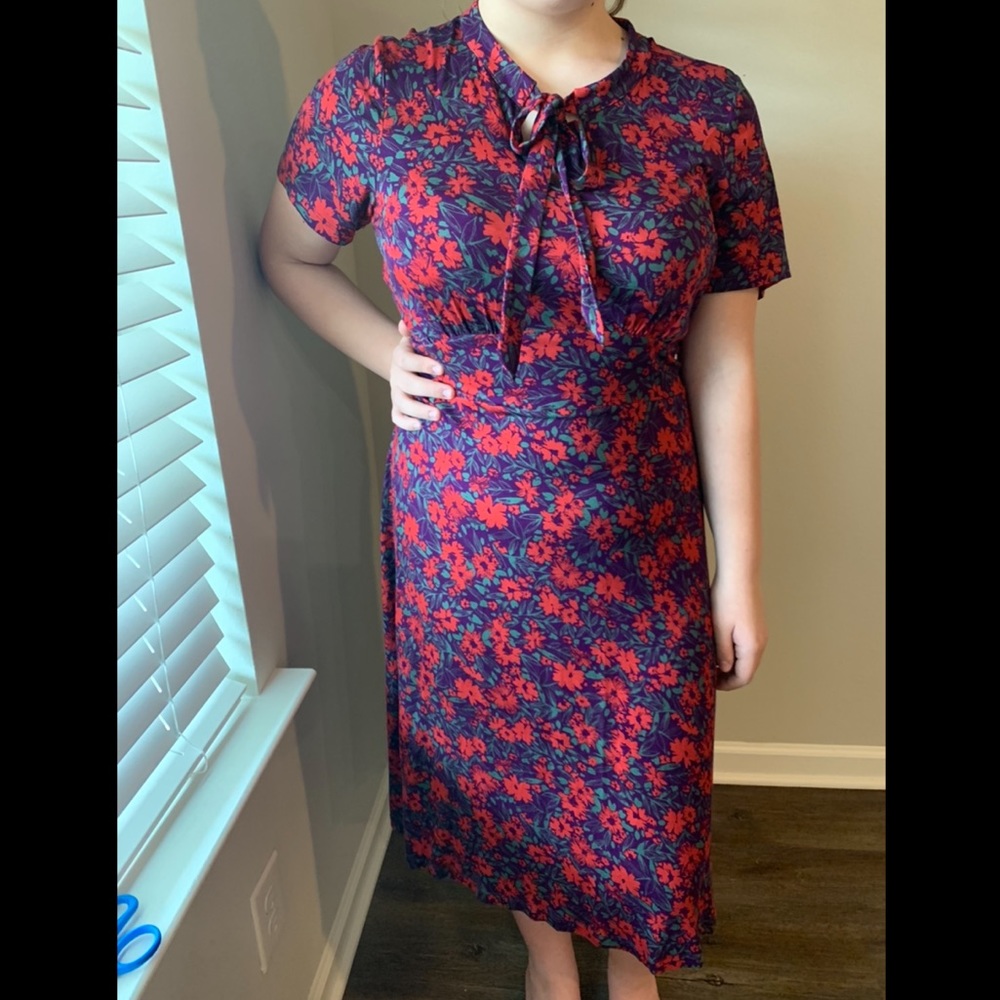 Midi floral dress with tie at neck